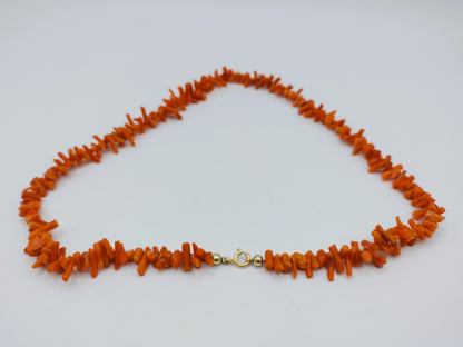 Blood coral branch necklace with gold clasp, 48 cm.