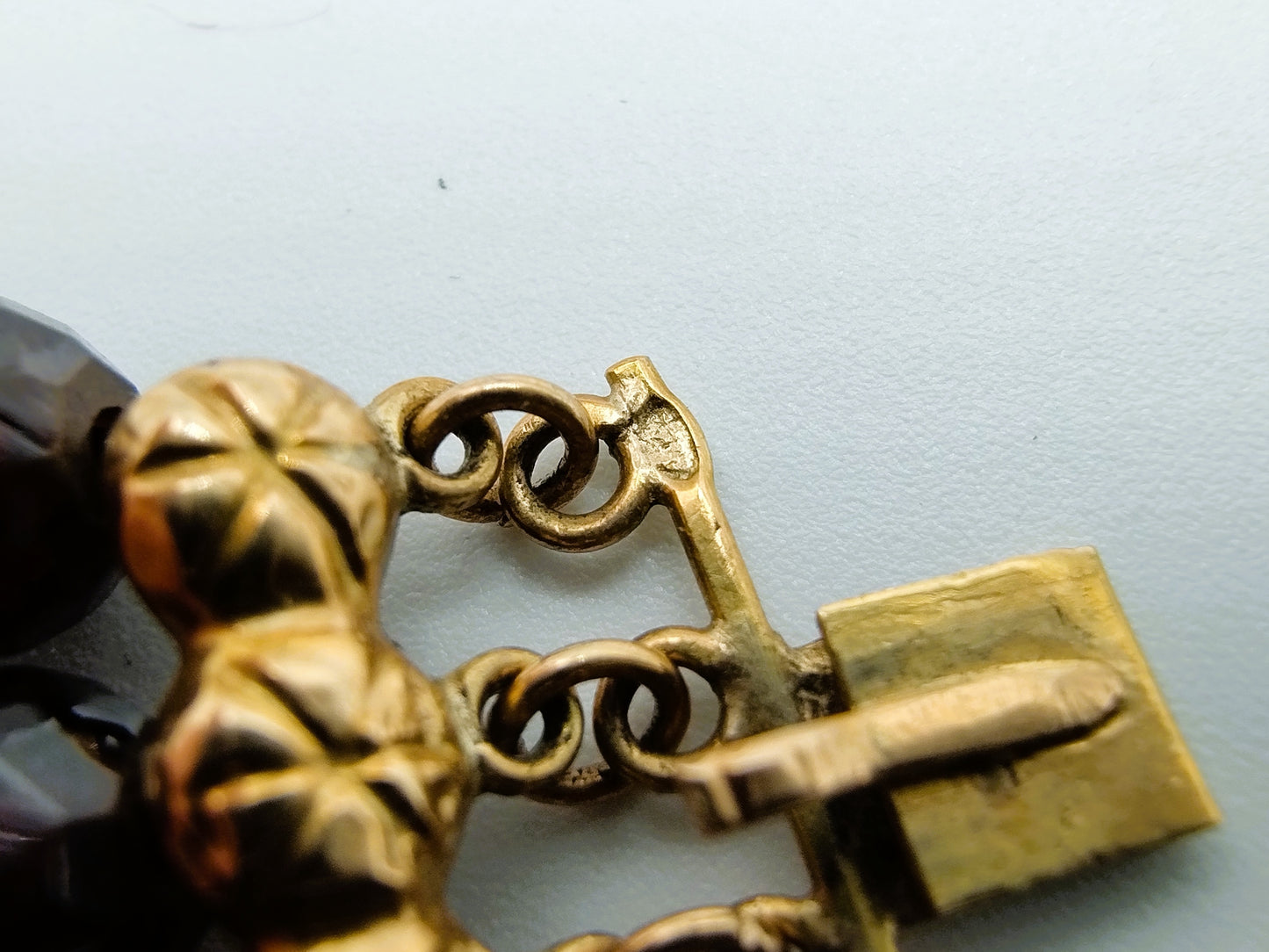 Garnet bracelet with 3-piece gold clasp, 20 cm.