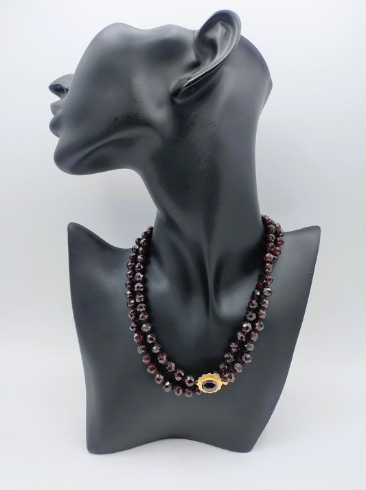 Garnet necklace with gold clasp, 76 cm