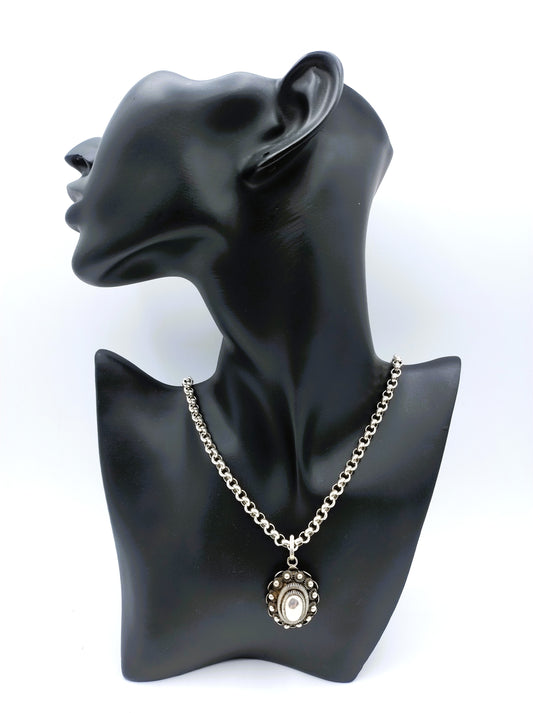 Silver jasseron chain with Zeeland button pendant, 71.5 cm.