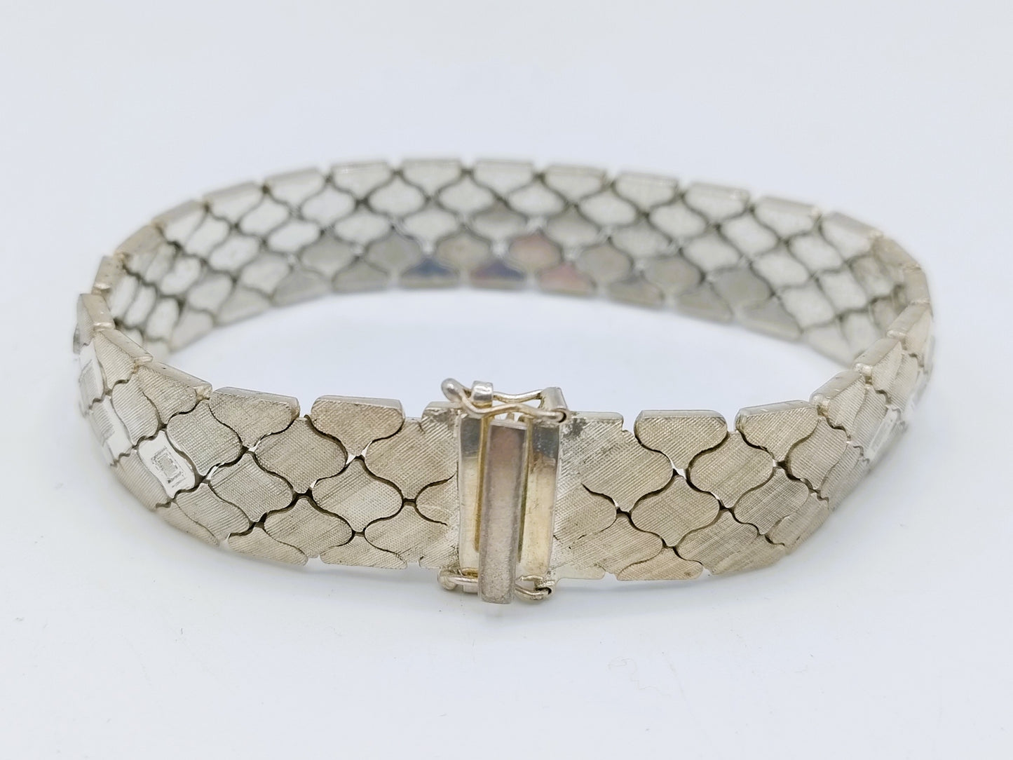 Mat zilveren armband met bloemmotief, 19,5 cm.