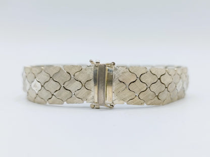 Mat zilveren armband met bloemmotief, 19,5 cm.