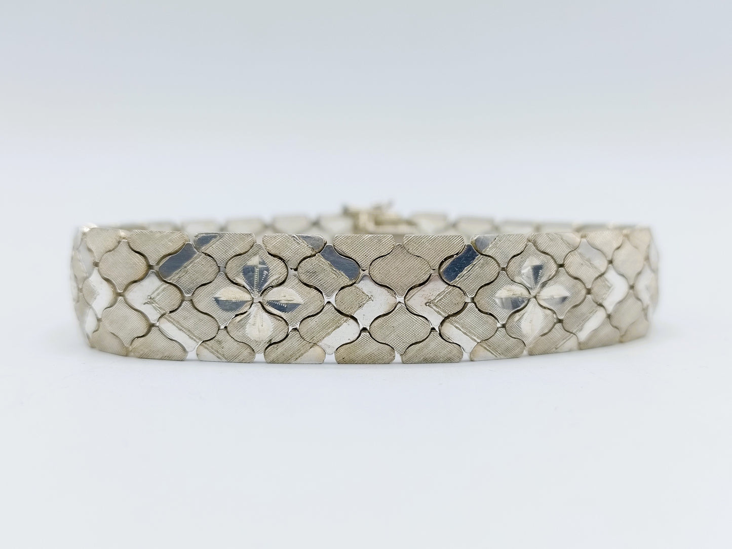 Mat zilveren armband met bloemmotief, 19,5 cm.