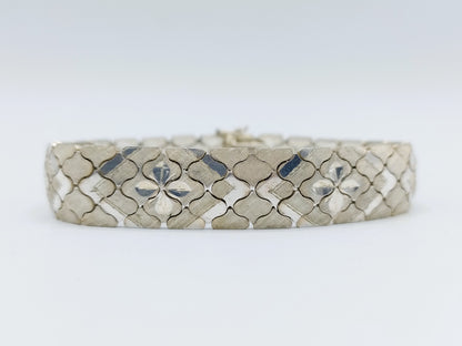 Mat zilveren armband met bloemmotief, 19,5 cm.