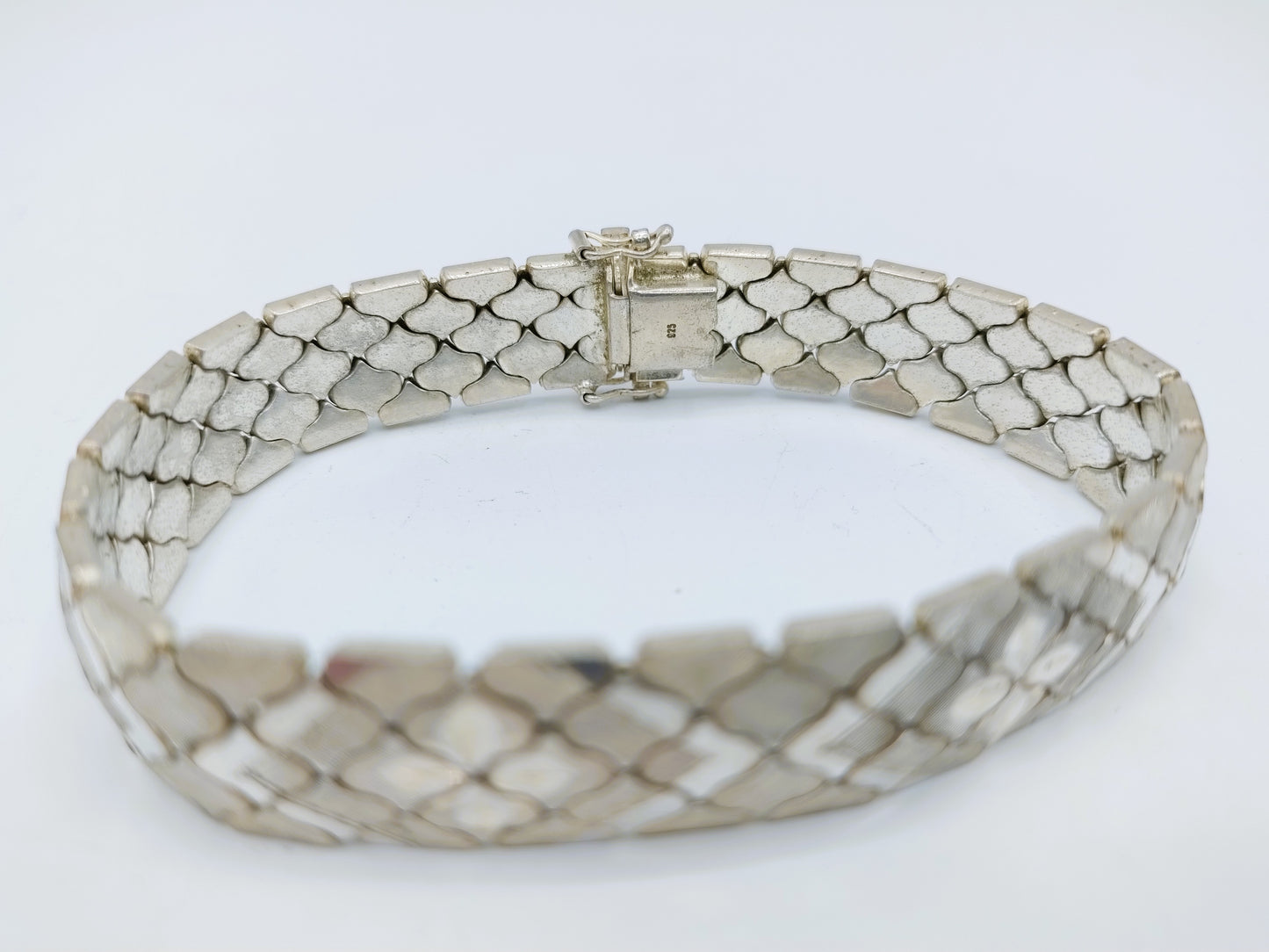 Mat zilveren armband met bloemmotief, 19,5 cm.