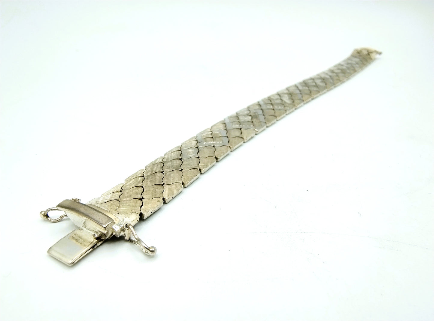 Mat zilveren armband met bloemmotief, 19,5 cm.