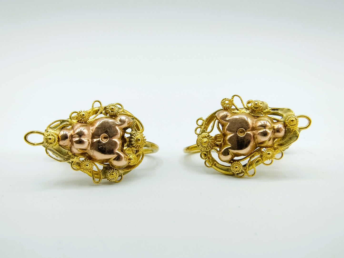 Gold screw earrings, filigree gold.