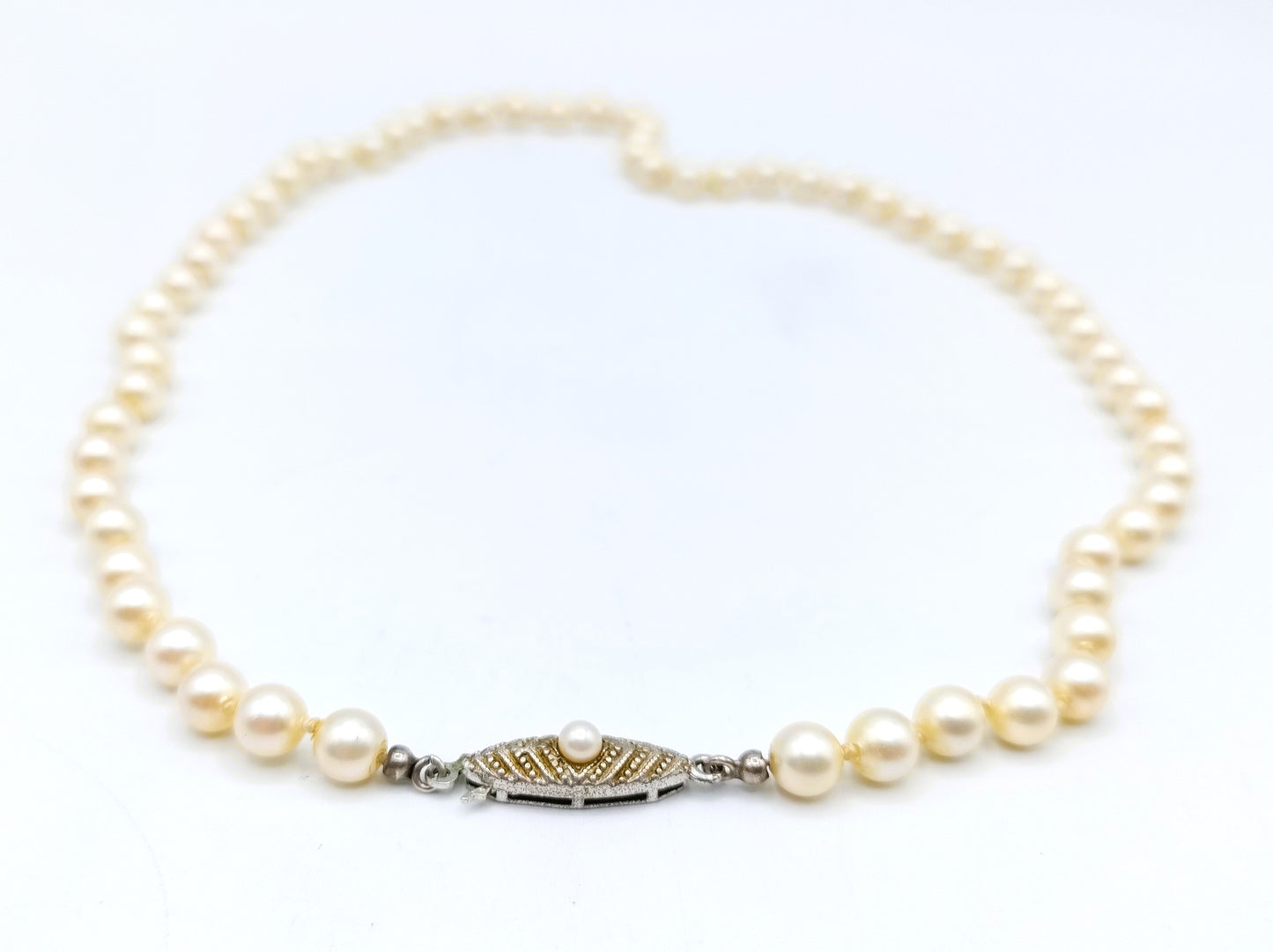 Pearl necklace with silver clasp, 43.5 cm