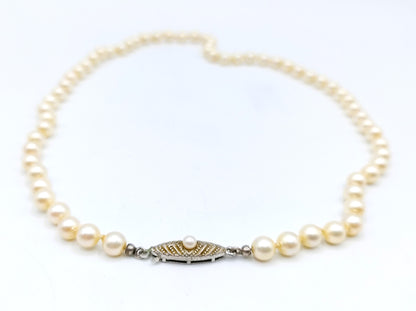 Pearl necklace with silver clasp, 43.5 cm