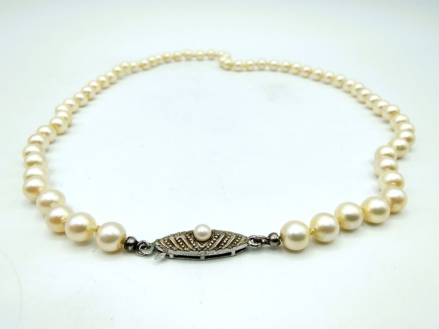 Pearl necklace with silver clasp, 43.5 cm