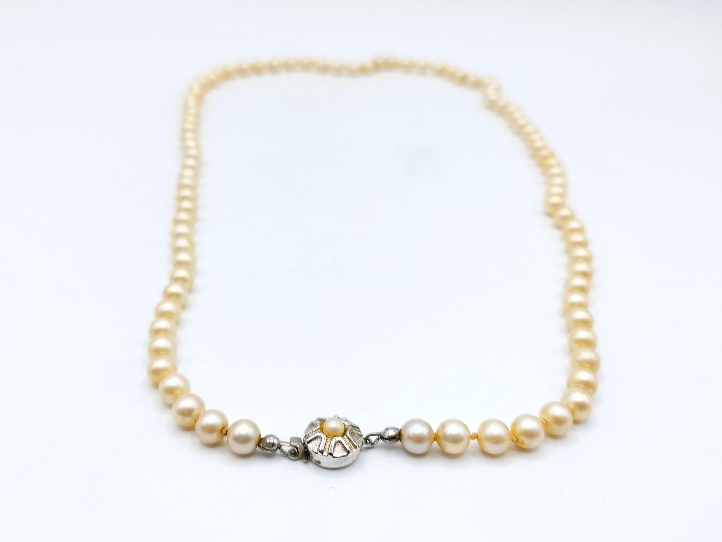 Pearl necklace with silver clasp, 62.5 cm