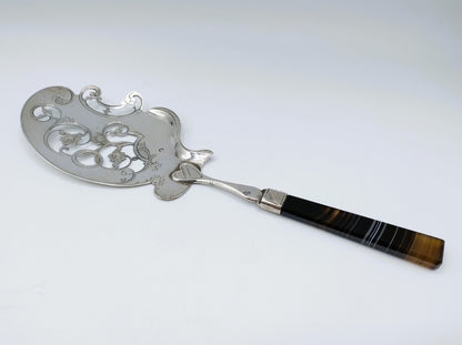 Silver serving spoon with carnelian handle, AH der Kinderen, 's-Hertogenbosch, 1867