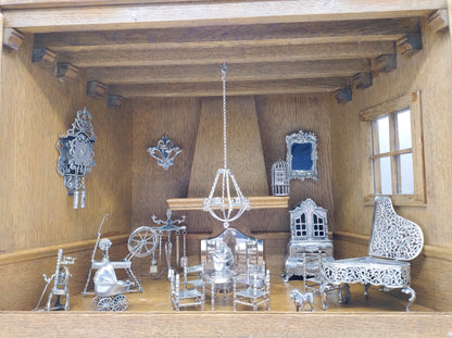 Eikenhouten kamer met 21 zilveren miniaturen, Schoonhoven ca. 1975