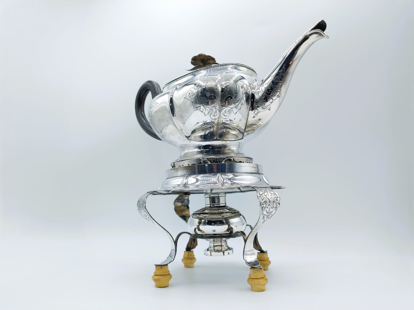 Silver teapot on silver stove, N. Folmer, Groningen, 1855