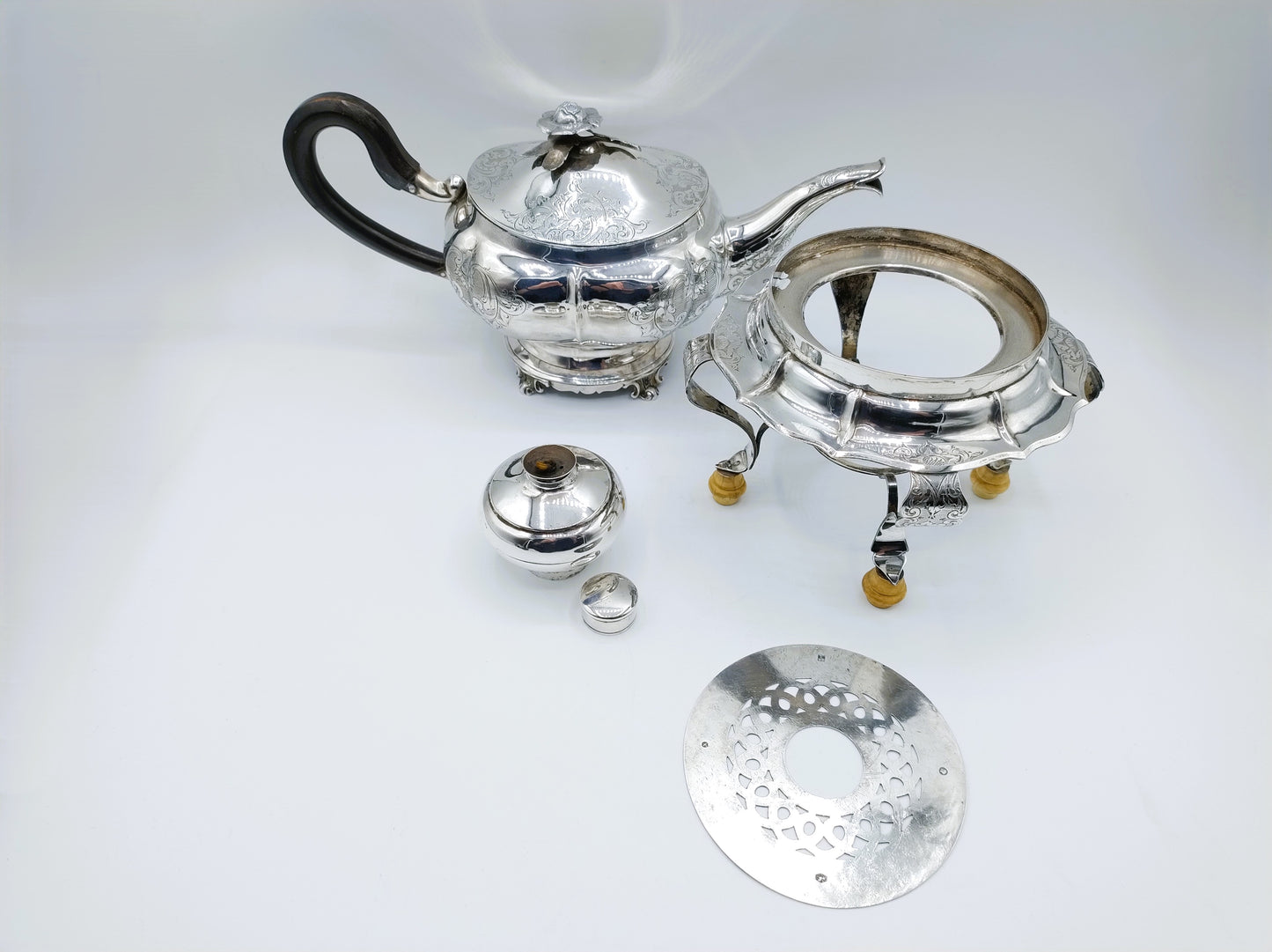 Silver teapot on silver stove, N. Folmer, Groningen, 1855