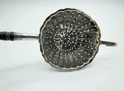 Silver tea scoop and tea strainer, J. Haas, Amsterdam, 1810