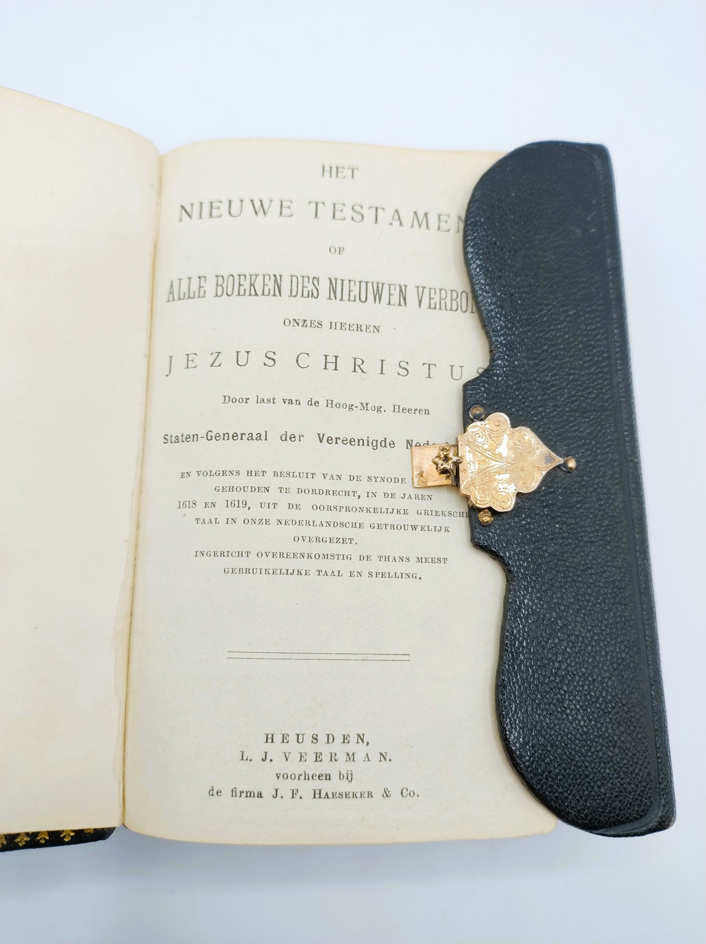 Bibel mit goldenem Schnappverschluss, LJ Veerman, Fa. Haeseker, 19. Jahrhundert