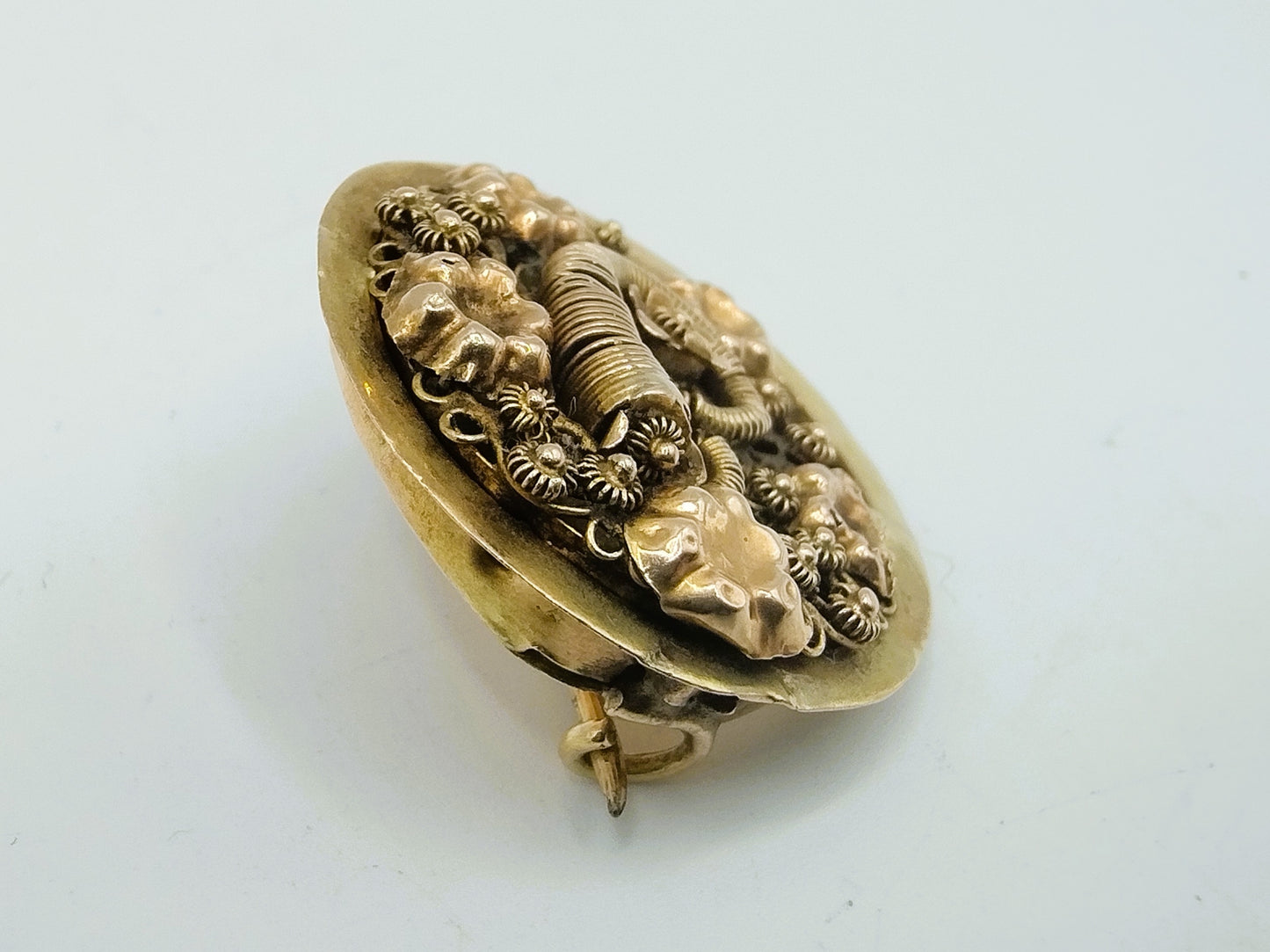 Gouden broche, klederdracht, 19e eeuws