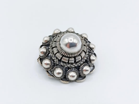 Silver Zeeland button brooch, 835