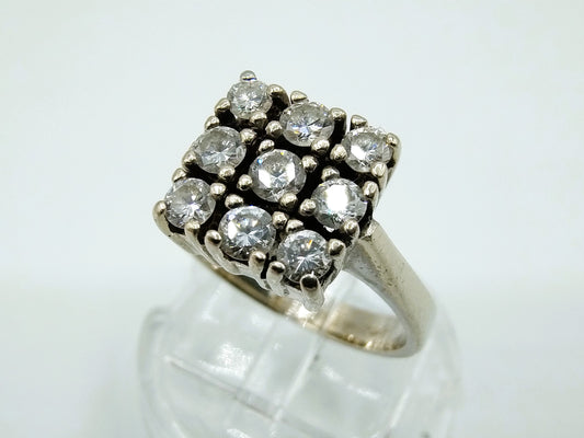 Witgouden ring bezet met 9 diamanten, ca. 0.90ct, 17 mm