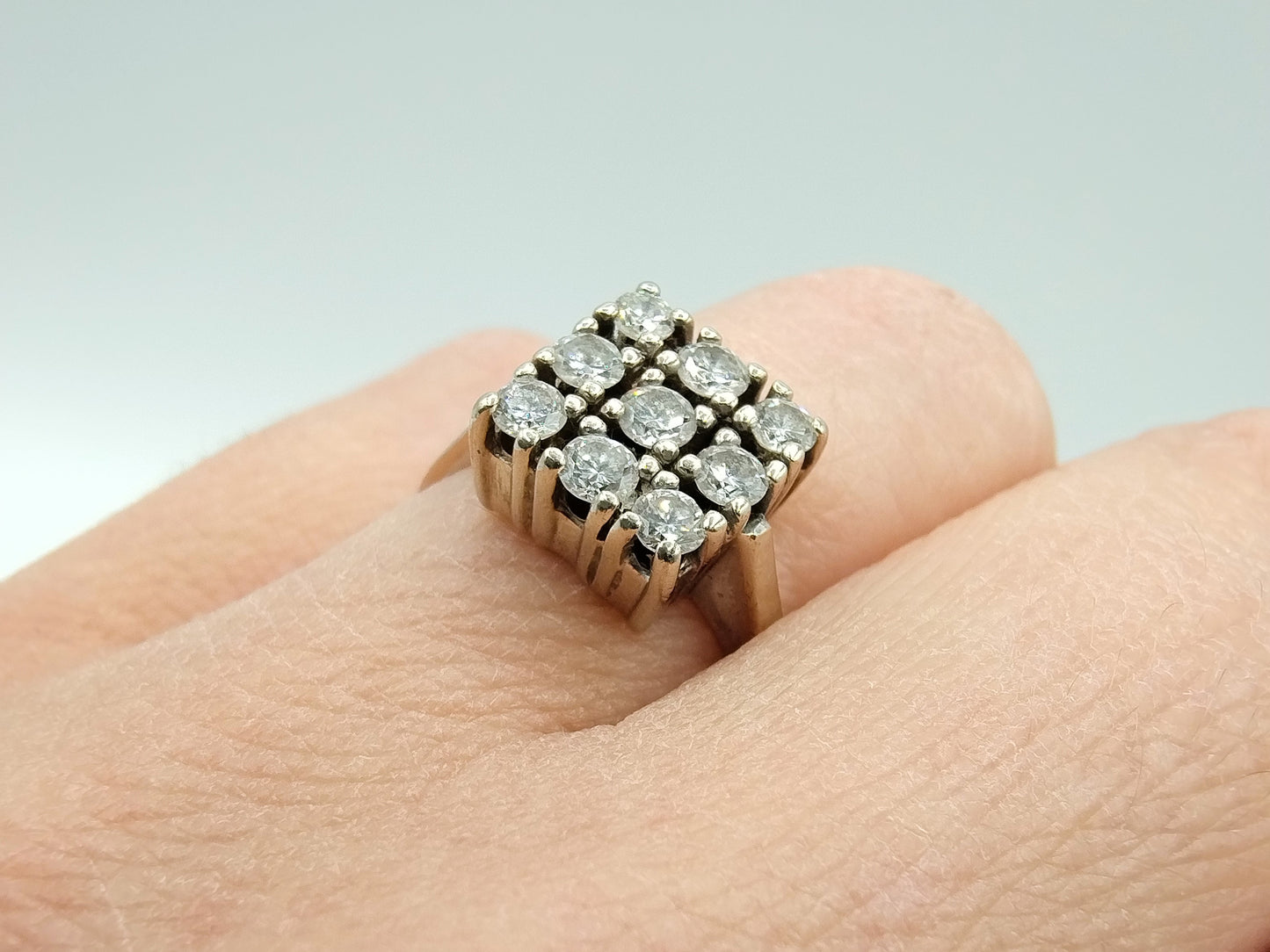 Weißgoldring, besetzt mit 9 Diamanten, ca. 0,90 ct, 17 mm