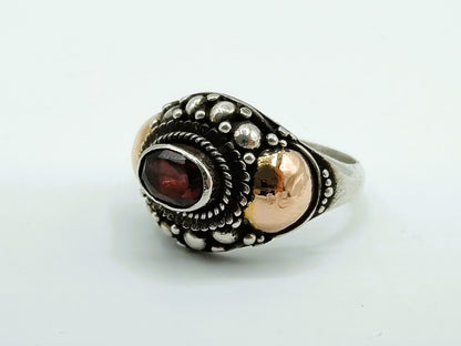 Zilveren ring met goudaccenten en granaat, 18 mm