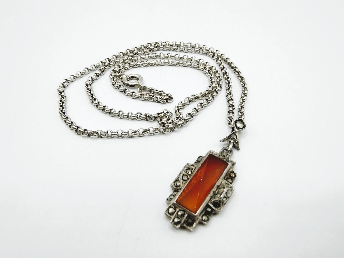 Silver jasseron necklace with carnelian pendant, 46.5 cm.