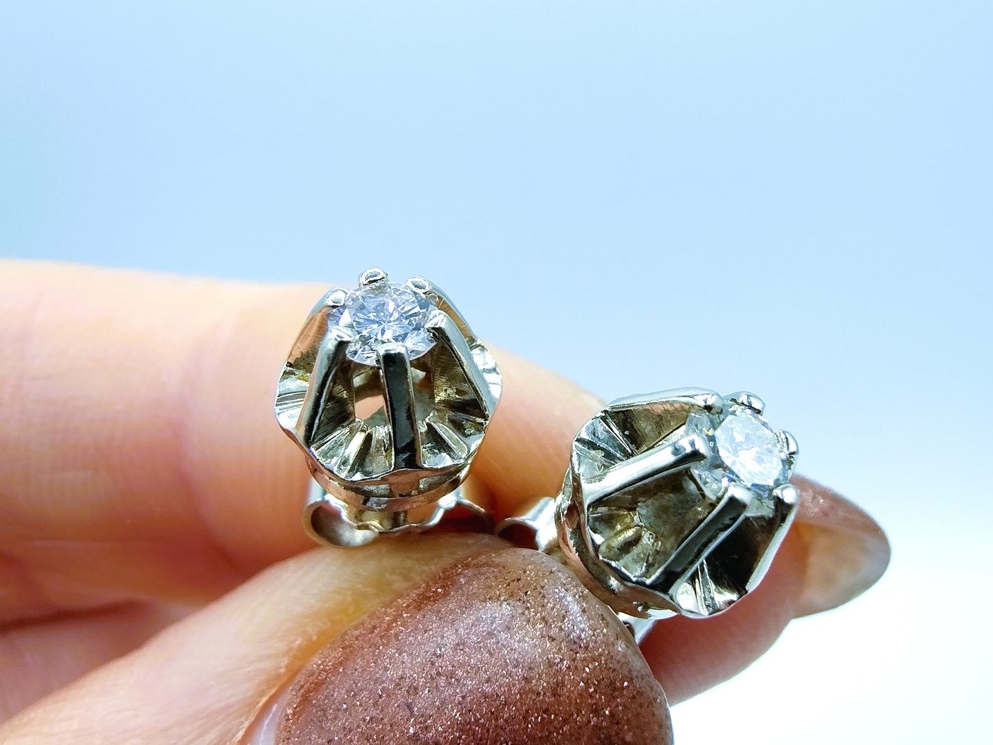 White gold stud earrings with diamonds. (0.30ct)