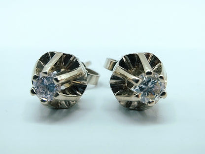 White gold stud earrings with diamonds. (0.30ct)