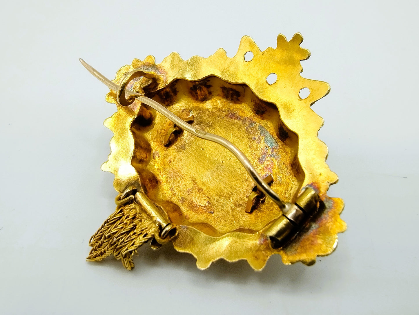 Gouden broche met bloedkoraal, 19e eeuws