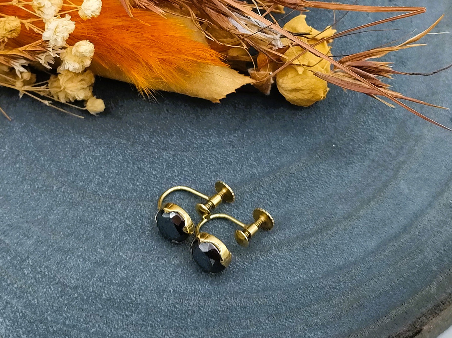 Gold screw earrings with black spinel