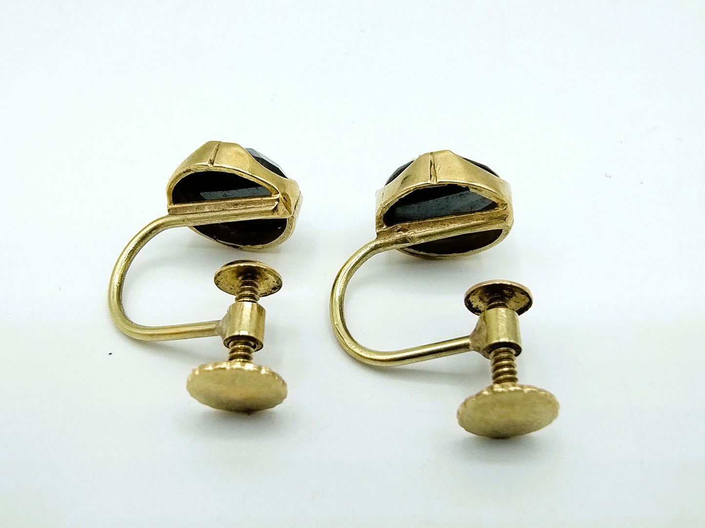 Gold screw earrings with black spinel