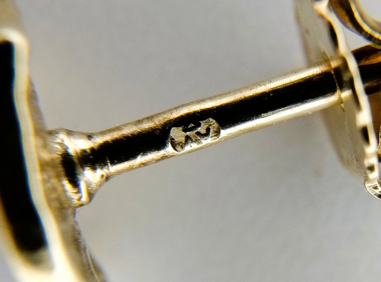 Ohrringe aus Gelb- und Weißgold mit Diamant (0,03 ct pro Ohrring)