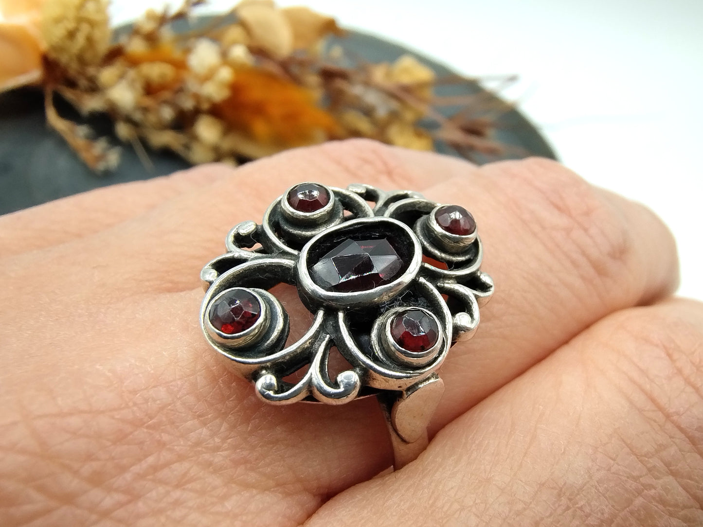 Silver vintage ring with 5 cut garnets, 19.5 mm