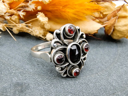 Silver vintage ring with 5 cut garnets, 19.5 mm