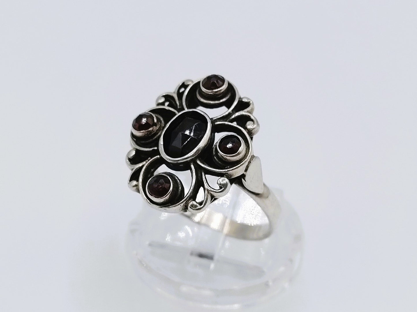 Silver vintage ring with 5 cut garnets, 19.5 mm