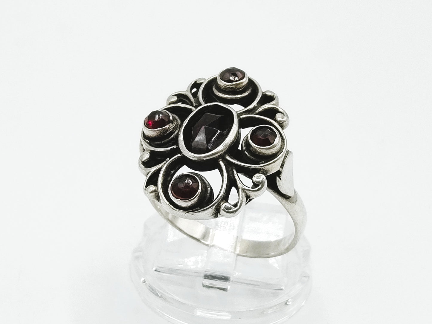 Silver vintage ring with 5 cut garnets, 19.5 mm