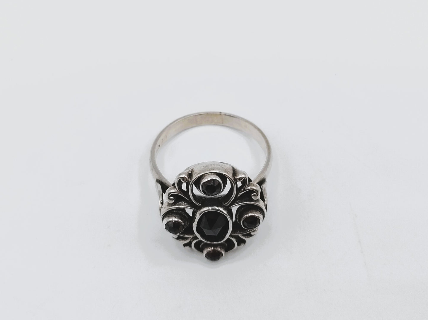 Zilveren vintage ring met 5 geslepen granaten, 19,5 mm