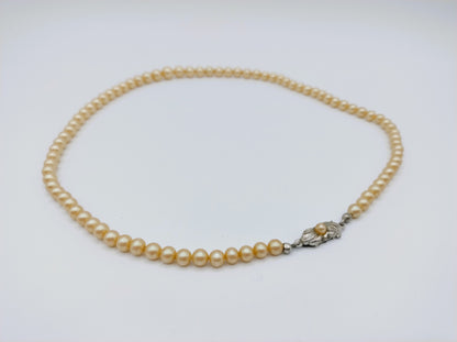 Parelketting met zilveren slot, 44,5 cm