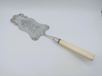 Silver fish serving spoon with bone handle, JM van Kempen, Utrecht, 1845