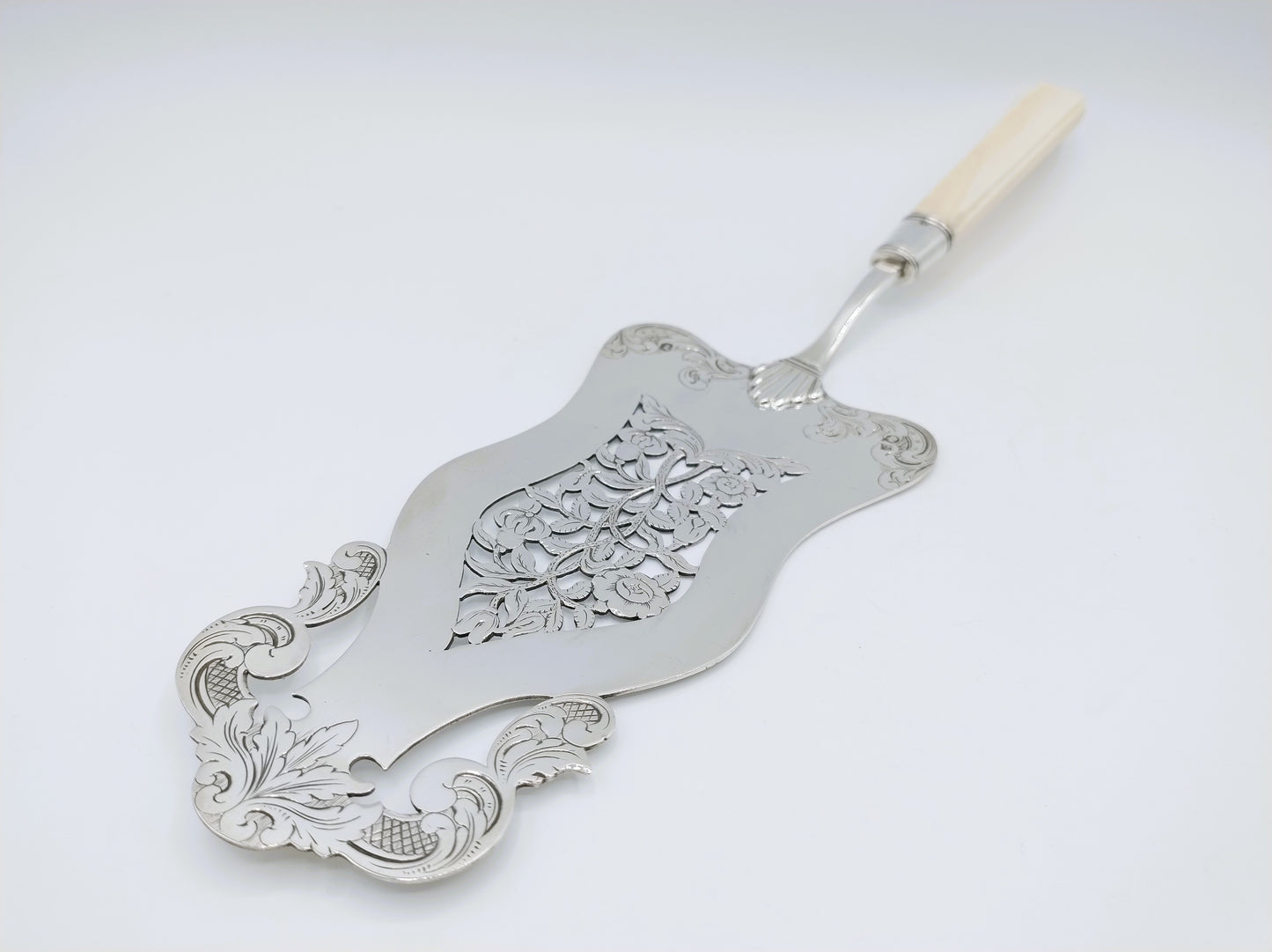 Silver fish serving spoon with bone handle, JM van Kempen, Utrecht, 1845