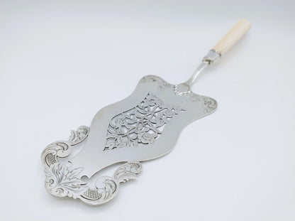 Silver fish serving spoon with bone handle, JM van Kempen, Utrecht, 1845