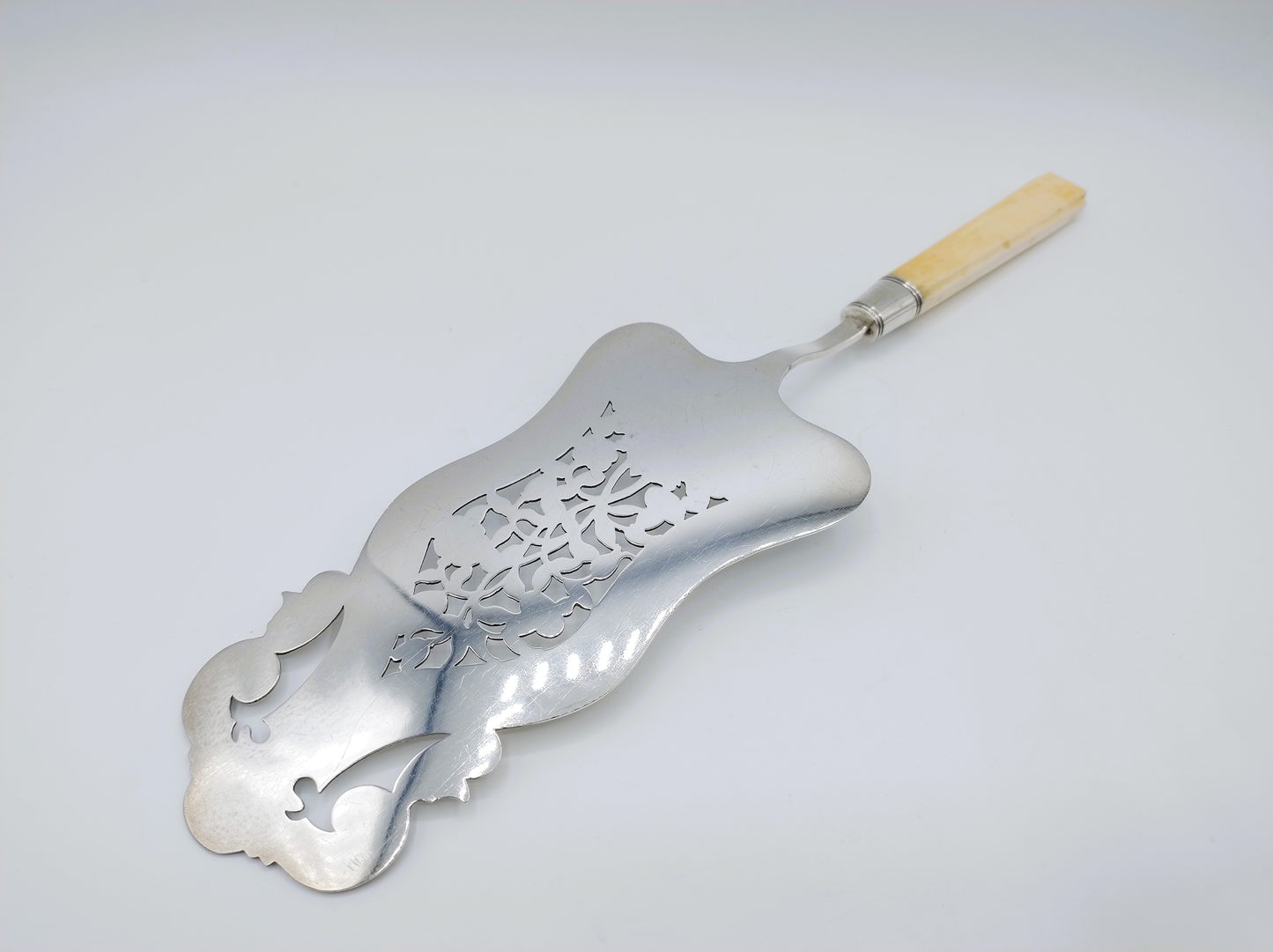 Silver fish serving spoon with bone handle, JM van Kempen, Utrecht, 1845