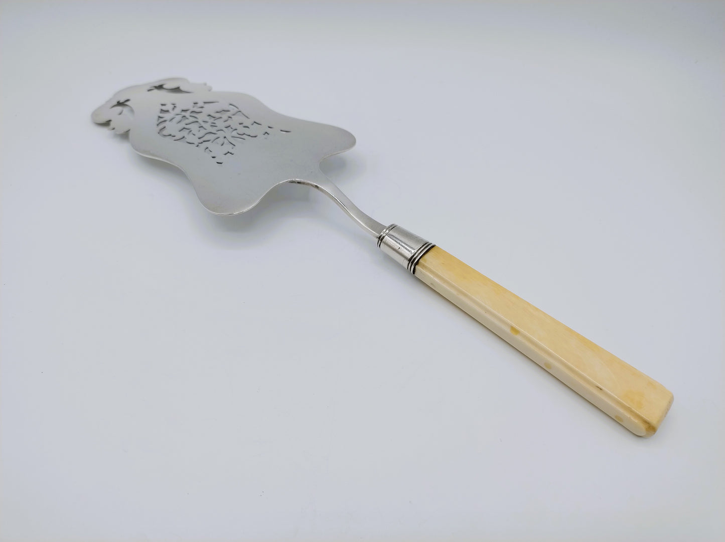 Silver fish serving spoon with bone handle, JM van Kempen, Utrecht, 1845