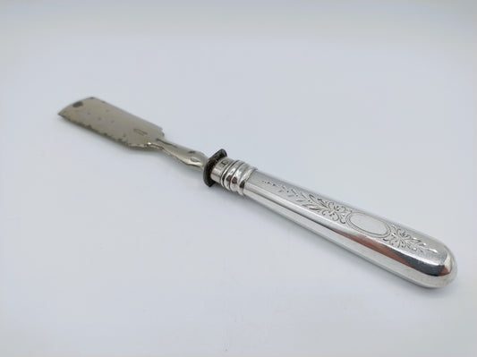 Kaasmes met zilveren heft, A.G. Berg, Riga, 1899