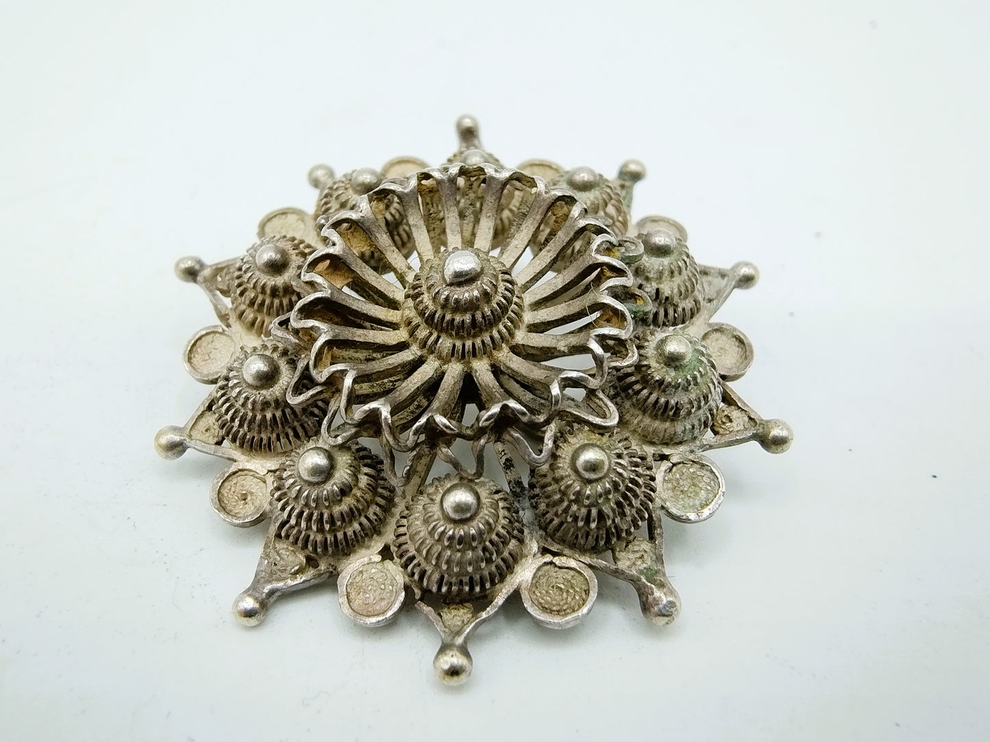 Zilveren Zeeuwse knop broche