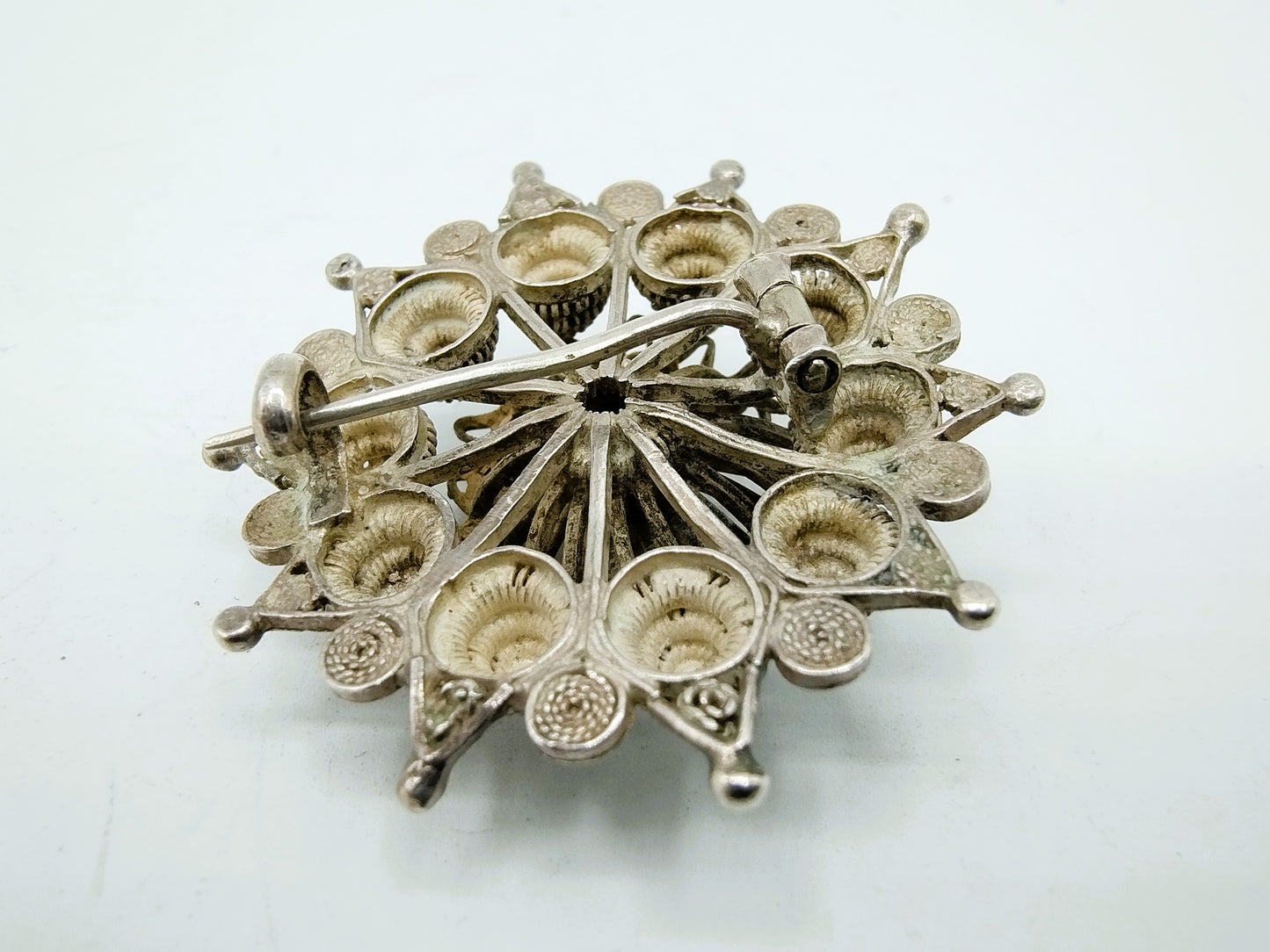 Zilveren Zeeuwse knop broche