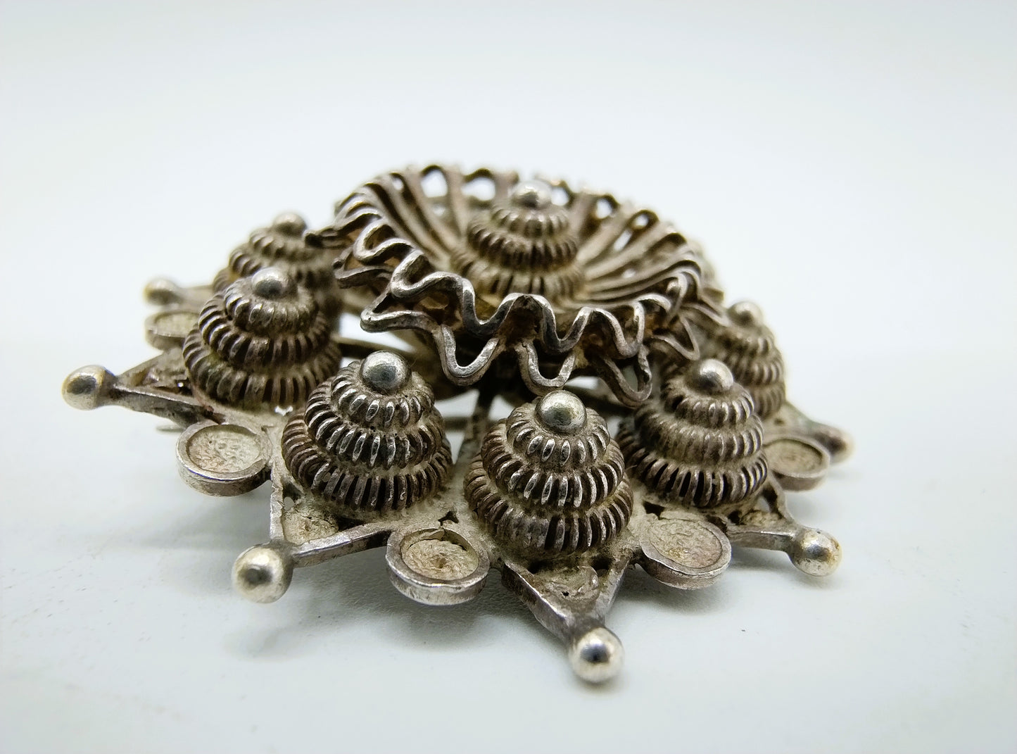 Zilveren Zeeuwse knop broche