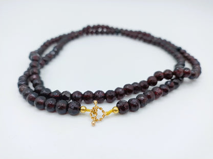 Glasgranaten ketting met gouden slotje, 80 cm