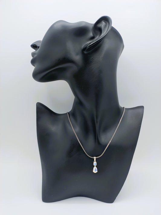 Zilveren ketting met hanger, peer geslepen steen, 47,5 cm.
